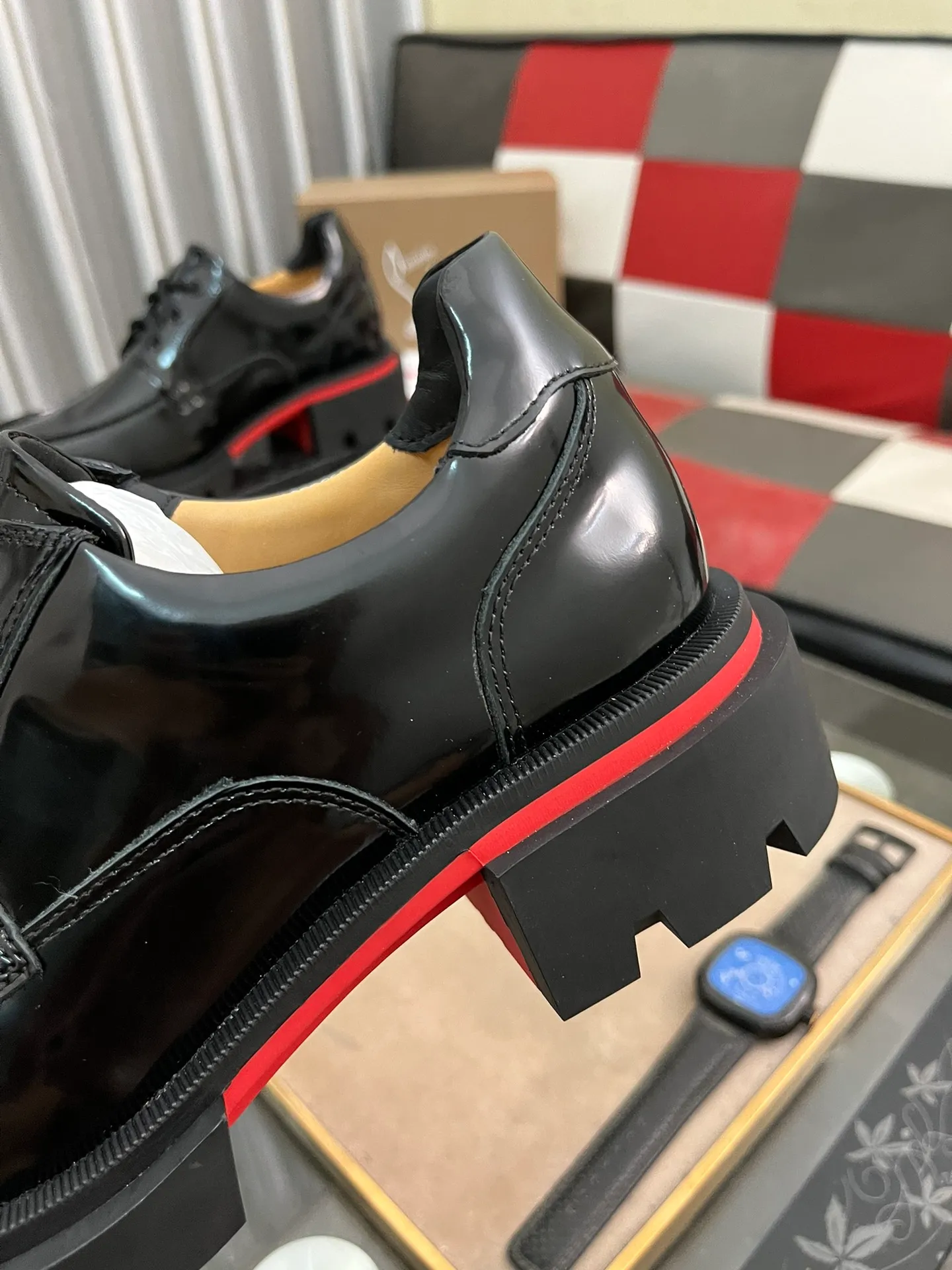 Men's shoes 💰820⌚️⌚️CL New formal leather shoes Christia* Loubouti* red-soled shoes GREGGO men's Oxford shoes Made of imported cowhide/glossy patent leather/stitched contrasting high silk suede. Three-section toe design. Iconic red outsole, the ultimate personalized shoe. Original color cowhide lining. Original Italian leather outsole; fine workmanship brings you a luxurious experience. With its neat silhouette and straightforwardness, GREGGO men's Oxford shoes are Oxford shoes born for city roaming. The elegant lines and classic silhouette exude eternal charm. The black patent leather material is exquisite and eye-catching, adding a sense of luxury to the overall look. The slender toe design is full of elegance, and matched with closed shoelaces of the same color, the sophistication is invisible. The slim sole design provides the shoes with a light foot feel, elegant steps, and a refined and elegant look. Shows outstanding texture.  Standard leather shoe size: 38-44